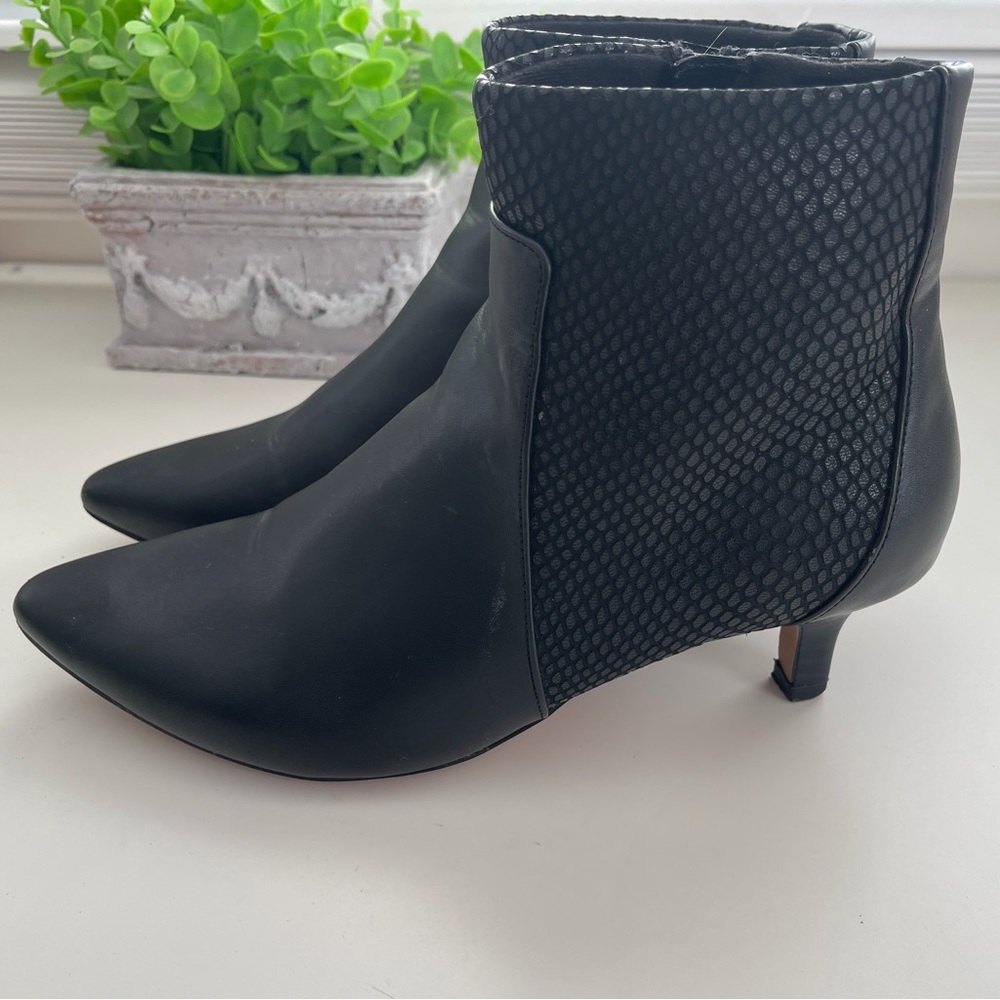 Clarks Shondrah Vegan Leather Kitten Heel Ankle Witchy Booties Size 7.5